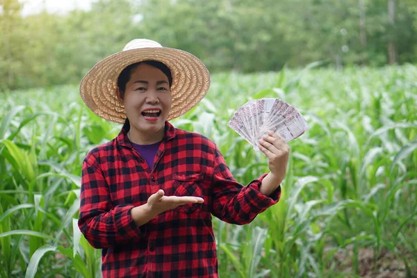 Šťastná Asijská Žena Farmář Zahradě Nosí Klobouk Červené Kostkované Košile — Stock fotografie