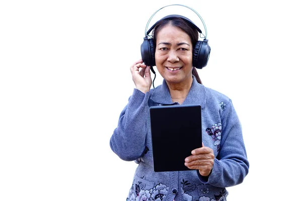 Szczęśliwa Starsza Kobieta Ogląda Klipy Wideo Online Inteligentnym Tablecie Nosi — Zdjęcie stockowe