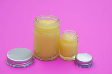 Ev yapımı Tayland bitkisel merhemi. Kavram, Tayland yerel bilgeliği parfümlü şifalı bitkiler kullanarak sprey ve masaj merhemi yapmak..  