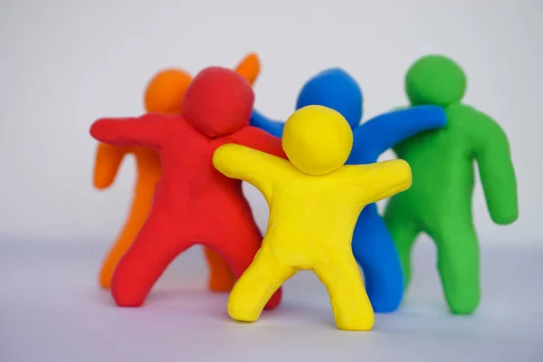 Renkli plastikçiler. Plastik heykeldeki insan figürleri. Kavram, arkadaşlık, ortaklık ve insanlar arasındaki ilişkiler. Heykeller hayal gücünü geliştirir.                       