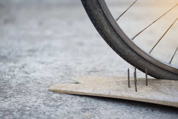 Nägel Auf Holzbrett Und Platten Fahrradreifen Einschlagen Konzept Unsicher Schaden — Stockfoto