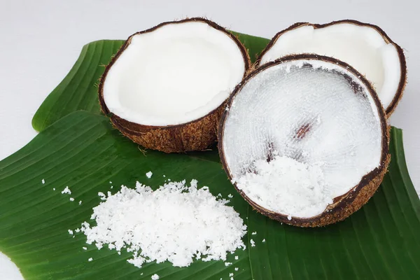Pół Pokrojone Owoce Kokosowe Aby Pokazać Wewnątrz Mięsa Zielonym Bananie — Zdjęcie stockowe