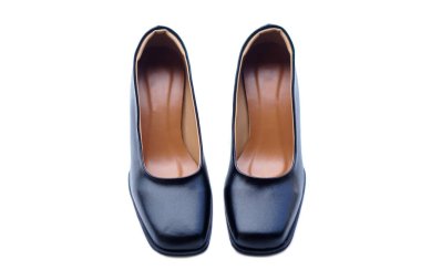  Kadın için siyah ayakkabılar, beyaz arka planda izole edilmiş. Konsept, ofis çalışanları, öğrenciler veya öğretmenlerin okulda veya üniversitede ayakkabı giymesi için resmi ve kibar ayakkabılar. Kibar üniforma..  