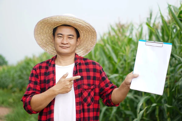 Hezký Asijský Farmář Nosí Klobouk Červenou Kostkovanou Košili Drží Ukazují — Stock fotografie
