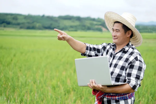 Pohledný Asijský Farmář Nosí Klobouk Kostkovanou Košili Drží Notebook Pro — Stock fotografie