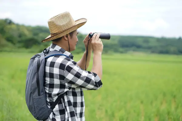 Homem Asiático Naturalista Usa Chapéu Camisa Xadrez Mochila Usa Binocular — Fotografia de Stock