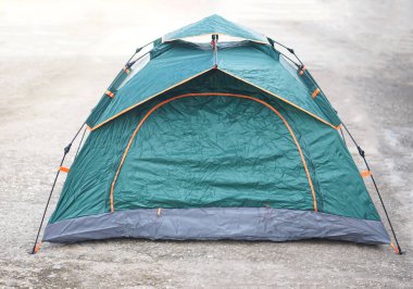 Yeşil kamp çadırı dışarıya kurulmuştu. Kavram, kamp çadırı, geçici olarak kalacak yer olarak açık havada uyumak ya da sırt çantasıyla gezmek..  
