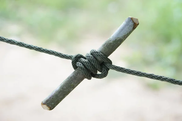 木の棒で縛られるロープの結び目を閉めて下さい 日常生活の様々な目的に役立つコンセプト タイピングノット タイピングノットロープ教育援助 ロープによるサバイバルライフスキル — ストック写真