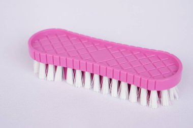 Plastik ve naylondan yapılmış pembe fırça bez yıkamak ya da beyaz zemin temizlemek için. Konsept, yıkama, ovalama ve temizleme malzemeleri kirli bez, halı ya da yüzey. Günlük günlük ev işleri aracı. 