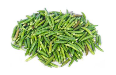 Beyaz arka planda izole edilmiş yeşil biberler. Kavram, baharatlı ve acılı yiyecek çeşnisi ile çeşnilendirme. Tıbbi özellikler. Doğa sebzesinden ilaç. Tayland acılı biberi.     