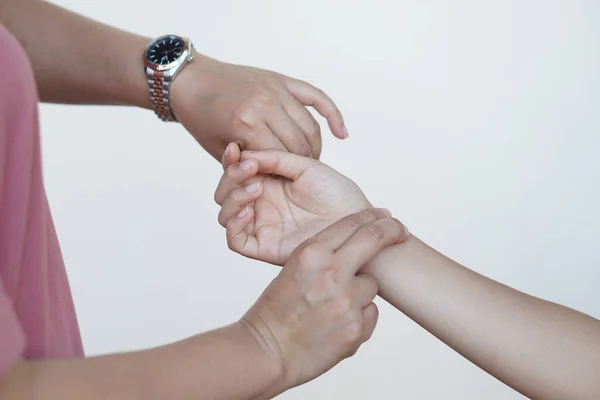 Κοντινό Χέρι Γυναίκα Ελέγχει Παλμό Στο Χέρι Του Καρπού Συγκρίνουν — Φωτογραφία Αρχείου
