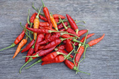 Organik kırmızı biber. Konsept, tarımsal ekinler. Baharatlı ve acılı yiyecek ile çeşnilendirme için yiyecek. Tıbbi özellikler. Doğa sebzesinden ilaç. Tayland acılı biberi.   