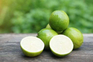 Yeşil organik limon meyvesi. Konsept, ekşi tadı olan bitkisel meyveler, gıda çeşnisi olarak pişirilebilir veya limonata veya meyve suyu gibi içecekler yapılabilir, C vitamini sunulur..   