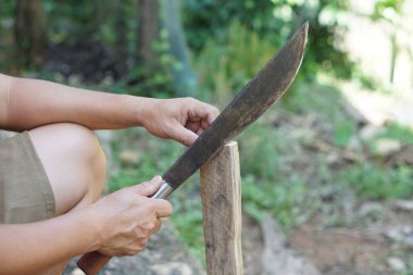 Yaklaş adamım. Odun kesmek ya da kesmek için bıçak kullan. Kavram, marangozluk, marangozluk ahşap işçiliği, el yapımı ahşaplar. Pek çok amaçla kullanışlı geleneksel bıçak.           