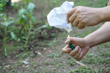 Kapatın, kağıt yakmak için çakmak kullanarak yangın başlatın. Belgeyi kavra, yok et, sırlarını ya da kanıtları ateşle. Ateş yakmaya başla. Dikkatsiz ateş yakmak tehlikelidir, yangın trajedisine neden olur..    
