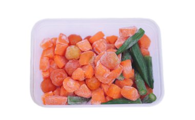 Donmuş havuç parçaları, domates ve yeşil okralar plastik kutuda, beyaz arka planda izole edilmiş. Konsept, yiyeceğin uzun süre dondurularak korunması. Taze ve besinleri koru.. 