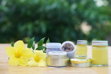 Ev yapımı Tayland merhemi ve astım spreyi. Sarı çiçekle süslenmiş. Kavram, Tayland yerel bilgeliği parfümlü şifalı bitkiler kullanarak sprey ve masaj merhemi yapmak..   