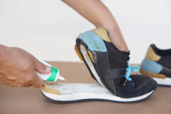 Closeup Man Hand Use Super Glue Fix Broken Shoe Concept — Stock Photo, Image