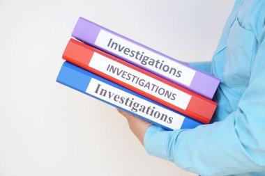 Bir dedektif soruşturma dosyalarını tutar. Kavram, suç. Kriminal soruşturma inceleniyor.  