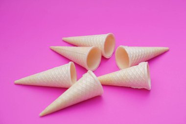 Pembe arka planda izole edilmiş gevrek kremalı dondurma külahları. Kavram, külah şeklinde dondurmaların bir parçası. Atıştırma ve tatlı. metin için boşluk kopyala.       