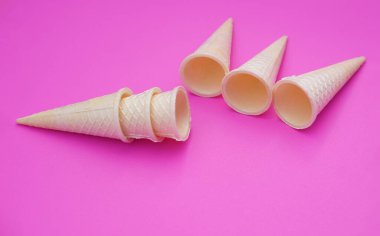 Pembe arka planda izole edilmiş gevrek kremalı dondurma külahları. Kavram, külah şeklinde dondurmaların bir parçası. Atıştırma ve tatlı. metin için boşluk kopyala.          