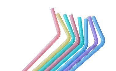Renkli plastik içecekler meyve suyu ve kokteyller için pipet tüpler, beyaz arka plan. Kavram, içmek için tek kullanımlık ekipman, ama dekorasyon için tek kullanımlık el sanatları kullanılabilir.   