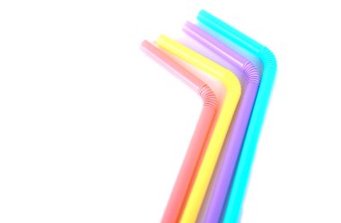 Renkli plastik içecekler meyve suyu ve kokteyller için pipet tüpler, beyaz arka plan. Kavram, içmek için tek kullanımlık ekipman, ama dekorasyon için tek kullanımlık el sanatları kullanılabilir.   