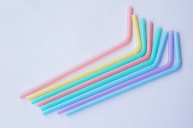 Renkli plastik, meyve suyu ve kokteyl için pipet tübü içiyor. Kavram, içmek için tek kullanımlık ekipman, ama dekorasyon için tek kullanımlık el sanatları kullanılabilir.     