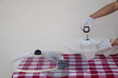 Tamirat, konsept, teçhizat bakımı ve onarımı için elektrikli vantilatör parçaları var. Günlük hayatta güvenlik kontrolü ve onarımı.              