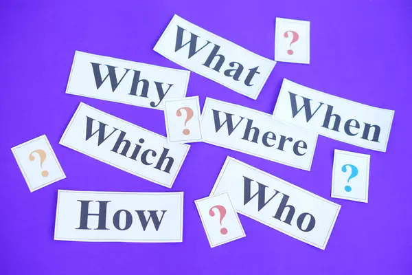 stock image Paper cards with Wh-question words and question marks on purple background. Concept. Teaching aid. Education materials for teach WH- question. Asking questions. Suspicious symbol to find answer.      