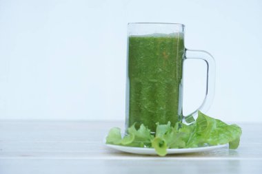 Yeşil smoothie organik bitkisel sebzeler cam içinde, arka planda. Kavram, sağlık için sağlıklı içecek. Olmak ve kilo vermek menüsü. Ev yapımı ferahlatıcı içecekler. Yüksek lifler, detoks..           