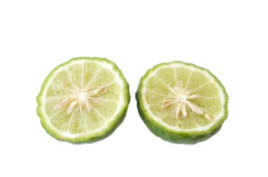 Beyaz arka planda yarım dilim bergamot meyvesi veya Kaffir limonu. Kavram, ekşi tadı olan bitkisel meyveler, gıda çeşnisi olarak pişirilebilir ve spa, aroma olarak kullanılabilir. Şifalı bitki..