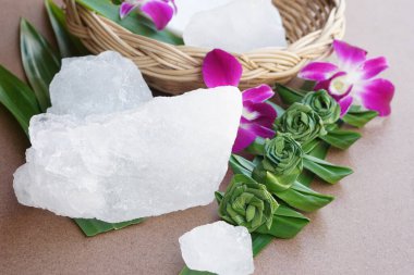 Çiçek ve yapraklarla süslenmiş kristal berrak alyum taşları ya da potasyum alum. Güzellik ve kaplıca tedavisi için kullanışlı. Koltuk altlarındaki vücut kokusunu deodorant olarak kullanıp suyu berrak hale getirmek için kullanılır..