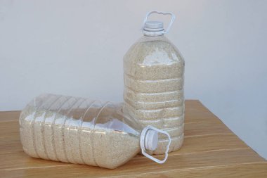 Toz ve böceklerden korunmak için içinde pirinç taneleri bulunan iki plastik şişe. DIY. Konsept, plastik şişeyi tekrar kullan. Sıfır atık.         