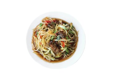 Tayland 'da yengeç ve mayalanmış balıkla karıştırılmış papaya salatası tabağı veya beyaz arka planda izole edilmiş 