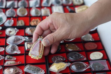 Tılsım koleksiyonundan Thai Buddha tılsımı yakın çekimde duruyor. Kutsal ve şans için Budist için kavram, inanç ve inanç. Tılsımı hobi olarak toplamak, takas etmek, satmak veya satın almak   