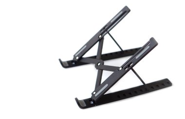 Bilgisayar, tablet ya da cep telefonu yerleştirmek için Black Metal. Beyaz arka plan. Konsept, ekranı destekleyecek ekipman veya görme seviyesine uygun monitör.           