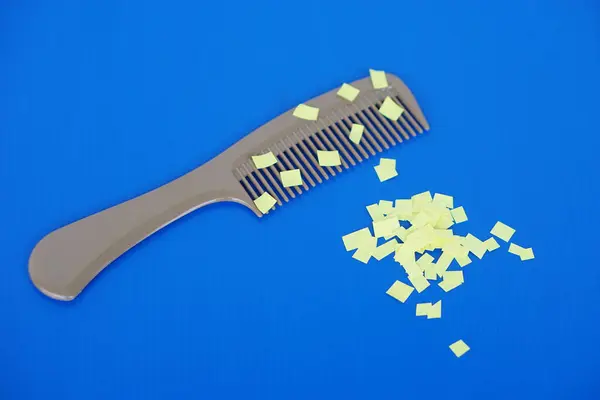 Comb Small Pieces Paper Equipment Prepared Experiment Static Electricity Blue — Stock Photo, Image