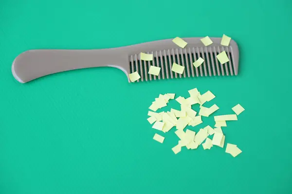 Comb Small Pieces Paper Equipment Prepared Experiment Static Electricity Green — Stock Photo, Image