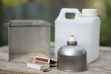 Alkol feneri ya da laboratuvar lambası, kibrit çöpü, alkol galonu. Bilim deneyi için konsept, ekipman veya araç. Bilim dersinde eğitici araç gereç. Öğretmenlik yardımı.