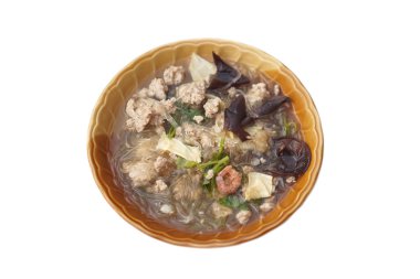 Kıymalı vermicelli çorbası, kurutulmuş karides, mantar, kasedeki diğer malzemeler, beyaz arka planda izole edilmiş. Kavram, Tayland yerel mutfağı. Besleyici ve lezzetli bir menü. Pişirmesi kolay. 