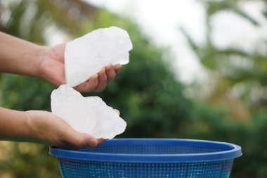 Kapalı el kristal berrak beyaz alum taşları ya da güzellik ve kaplıca tedavisi için kullanışlı potasyum alum. Koltuk altlarındaki vücut kokusunu deodorant olarak kullanıp suyu berrak hale getirmek için kullanılır.