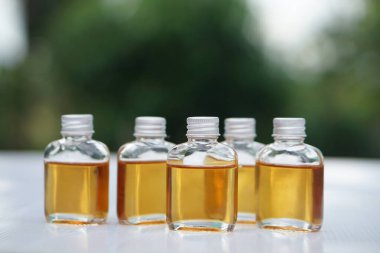 Şeffaf cam şişeler ev yapımı bitkisel masaj yağı. Kavram, Tayland yerel bilgeliği aromaterapi ve rahatlama için masaj yağı yapmak için kokulu şifalı bitkiler kullanmak.              