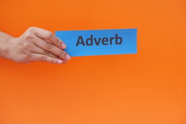 Mavi kelime kartını metin adresiyle kapat. Kavram, İngilizce dil bilgisi. Eğitsel oyunlar oynamak için kelime kartı kullanmak. Konuşmanın bir parçası