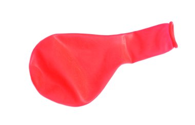 Düz kırmızı balon, içinde hava yok. Beyaz arka plan. Konsept, dekorasyon partisi için ekipman, kutlama, oyun oynamak için oyuncak veya bilim yapmak için.                     