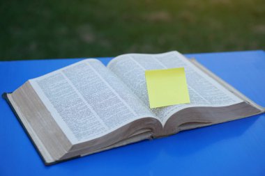 Açılmış sayfa, sözlük, içinde mesaj ya da kelime eklemek için boş sarı kağıt olan kitap. Konsept, eğitim. 