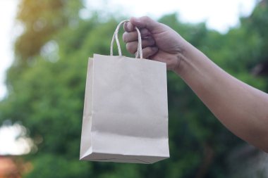 Kese kağıdına el sıkışın. Bir şeyleri zapt etmek için çevre dostu ambalaj kavramı birçok kez kullanılabilir. Çevreyi korumak için azalt, yeniden kullan, geri dönüştür. Plastik çöp kampanyasını azalt.                 