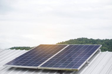 Çatıdaki fotovoltaik veya güneş panelleri. Çevre için yeşil ve temiz enerji kullanan kavram. Yenilenebilir enerji, küresel ısınmayı azaltmak için güneş ışığından gelen doğal güç. Günlük hayatta sürdürülebilir enerji.