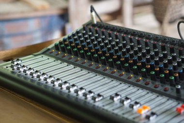 Ses karıştırıcı makinesi, müzik için yükseltici, karıştırıcı konsolunda düğmeleri olan. Konsept, DJ veya müzisyenler için ses denetleyici ekipman eğlence için farklı ses seviyesini kontrol etmek.