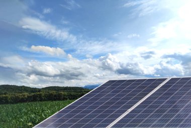 Fotovoltaik ya da güneş panelleri tarım alanına yerleştirildi. Gökyüzü arka planı. Çevre için yeşil ve temiz enerji kullanan kavram. Yenilenebilir enerji, güneş ışığından elektrik üretmek için doğal güç..